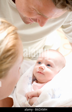Eltern und Neugeborene. Mutter und Vater in einer Entbindungsstation halten ihre neugeborenen Babys. Stockfoto