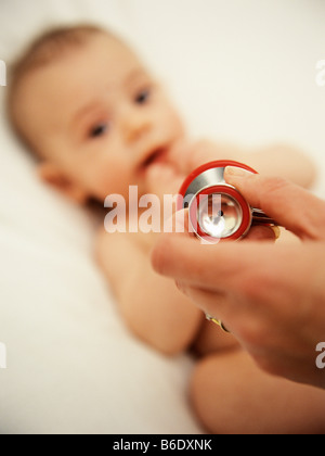 Pädiatrische Untersuchung. Gesundheit von einem 12 Wochen alten Babymädchen wird durch die Verwendung von einem Stethoskop überprüft. Stockfoto