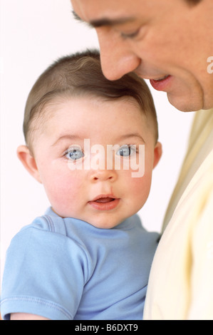 Baby und Vater. 6 Monate altes Baby junge mit seinem Vater. Stockfoto