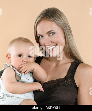 Mutter und Baby. Er ist neun Monate alt. Stockfoto