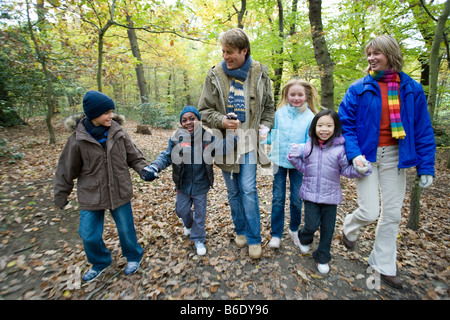 Fuß in einem Wald. Eltern und Kinder zu Fuß in einem Wald im Herbst. Stockfoto