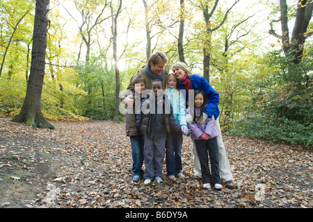 Eltern und Kinder in einem Wald im Herbst. Stockfoto