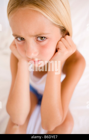 Wutanfall. Junges Mädchen in einer schlechten Stimmung. Stockfoto