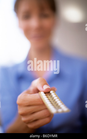 Orale Kontrazeption. Krankenschwester hält ein Paket von oralen Kontrazeptiva. Stockfoto