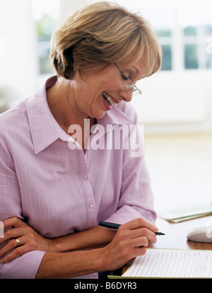 Ärztliche Beratung. Allgemeinmedizin Arzt lächelnd und Notizen in einem Beratungsgespräch. Stockfoto