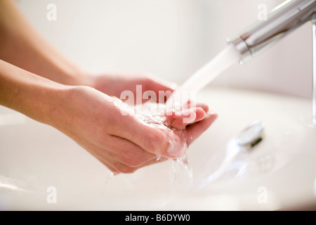 Hände waschen unter fließendem Wasser aus einem Hahn. Stockfoto