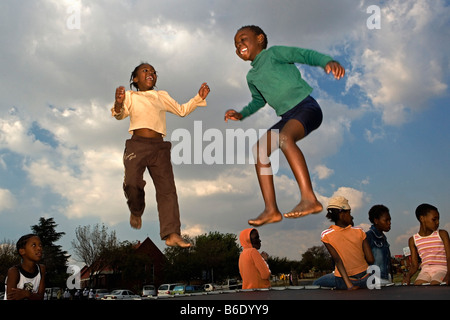 Südafrika, Johannesburg, Soweto, Kinder auf Trampolin springen Stockfoto