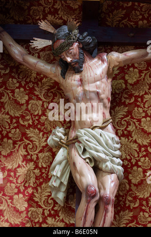 Statue von Jesus am Kreuz Stockfoto