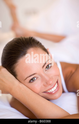 Gesunde Frau ihren Kopf auf ihre Hand ruht. Stockfoto