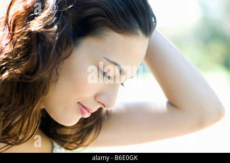Frau hält ihr Haar zurück Stockfoto