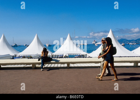 Menschen zu Fuß auf der Croisette von Cannes Stockfoto