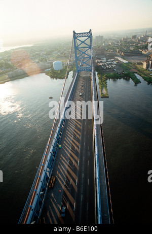 Ben Franklin Brücke bei Sonnenaufgang, über den Delaware River zwischen Philadelphia, Pennsylvania, und Camden, New Jersey, USA Stockfoto