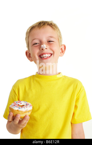Junge Essen einen Donut. Er ist sechs Jahre alt. Stockfoto