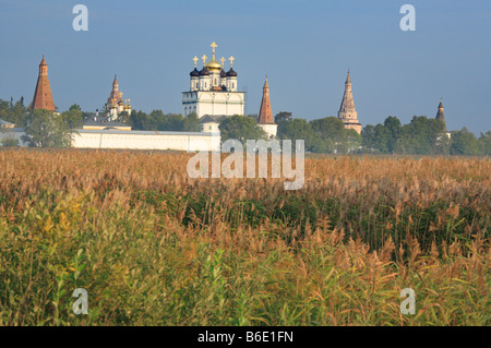 Panoramablick auf Iosifo Volotskiy (Joseph Volotsky) Kloster (16. Jahrhundert Architektur), Teryaeva Sloboda, Moskau region Stockfoto