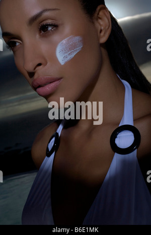 Sonnenschutz. Sonnencreme für das Gesicht einer Frau. Stockfoto
