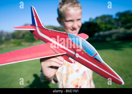 Junge spielt mit einem Modell-Flugzeug. Stockfoto