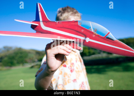 Junge spielt mit einem Modell-Flugzeug. Stockfoto