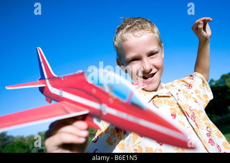 Junge spielt mit einem Modell-Flugzeug. Stockfoto