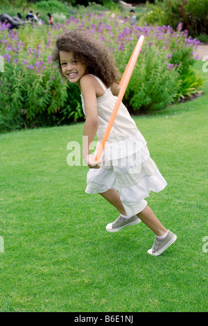 Mädchen spielen mit einem Hula-Hoop in einem Garten. Stockfoto