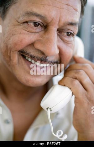 Mann mit jemandem am Telefon sprechen hören. Stockfoto