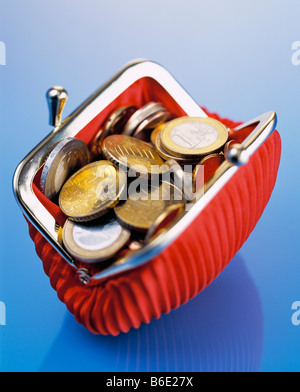 Euro-Münzen in der Handtasche. Der Euro ist die gemeinsame Währung der europäischen Mitgliedsstaaten, die Chosento, die ihn annehmen. Stockfoto