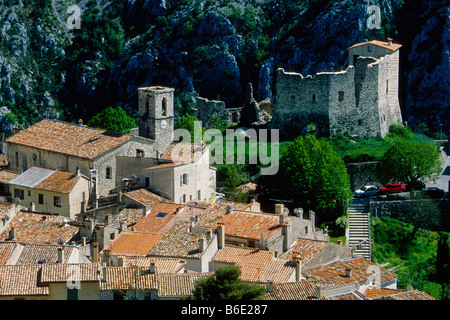 Die mittelalterlichen hochgelegene Dorf Greoliere Stockfoto