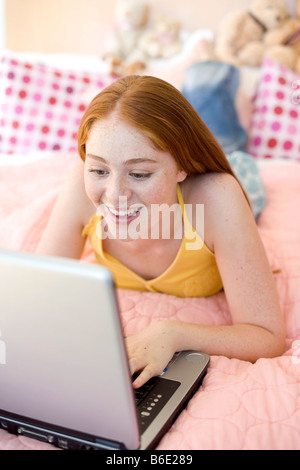 Teenager-Mädchen mit einem Laptopcomputer. Stockfoto