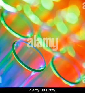 Reagenzgläser. Reihen von Reagenzgläsern durch rotes und grünes Licht beleuchtet. Stockfoto