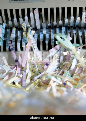 Papierschnitzel aus einen Schredder. Stockfoto