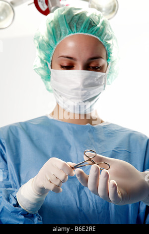 Chirurgie. OP-Assistenz vorbei Zange zu einem Chirurgen während der operation Stockfoto