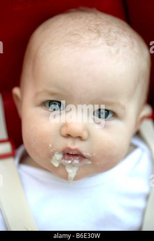 Chaotisch Baby. Baby Mädchen mit Foodround Mund Stockfoto