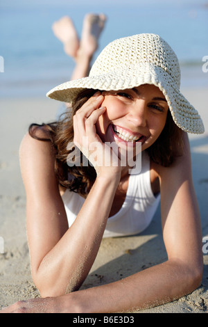 Frau mit Sonnenhut am Strand, Porträt Stockfoto