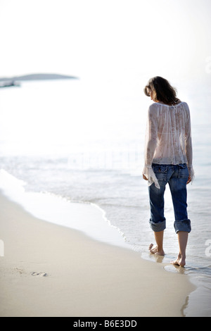 Frau zu Fuß am Strand, Rückansicht Stockfoto