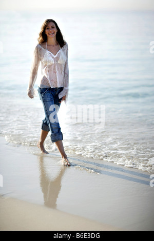 Frau zu Fuß am Strand, Rückansicht Stockfoto