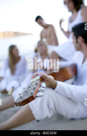 Junger Mann, die Gitarre für Freunde Stockfoto