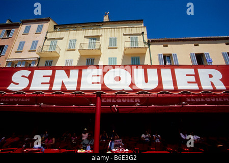 Der berühmte und Mode Bar Senequier im Hafen von Saint Tropez Stockfoto