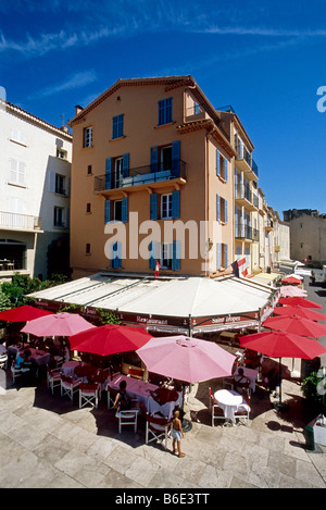 Restaurant und Terrassenbar im Hafen von Saint Tropez Stockfoto