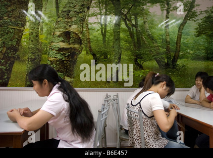 China, Shanghai. Chinesisches Restaurant Arbeitnehmer auf eine Pause nach dem Mittagessen. 2007 Stockfoto