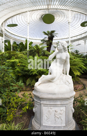 Die Marmorstatue von Eve im restaurierten Kibble Palace Gewächshaus im Botanischen Garten Glasgow, Glasgow, Schottland Stockfoto