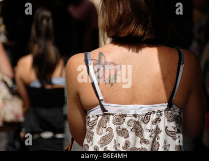 Frau mit einem Schmetterling auf einer Blume Tattoo auf ihrer Schulter, Marseille, Frankreich, Europa Stockfoto