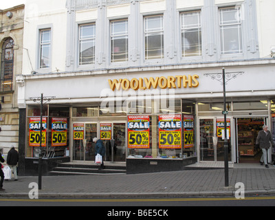 Woolworths speichern in Malvern, Worcestershire am ersten Tag eines Shop-Schließung-Verkauf Stockfoto