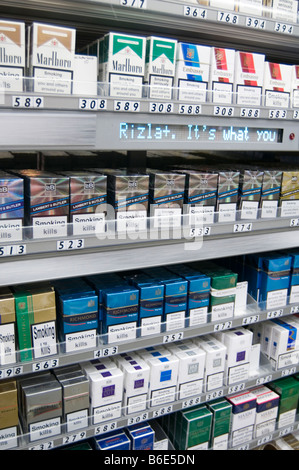 Zigaretten Zigarette Verkauf Shop Display Fag Zigaretten Tabak Ecke Paket Gesundheit Warnung, dass öffentliche Krebs in Verbindung stehenden Todesfälle Tod s Steuer Stockfoto