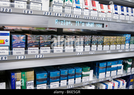 Zigaretten Zigarette Verkauf Shop Display Fag Zigaretten Tabak Ecke Paket Gesundheit Warnung, dass öffentliche Krebs in Verbindung stehenden Todesfälle Tod s Steuer Stockfoto