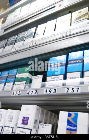 Zigaretten Zigarette Verkauf Shop Display Fag Zigaretten Tabak Ecke Paket Gesundheit Warnung, dass öffentliche Krebs in Verbindung stehenden Todesfälle Tod s Steuer Stockfoto