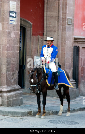 Polizist auf Pferd in San Miguel de Allende, Mexiko Stockfoto