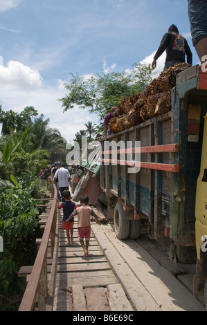 Straße über eine Brücke in Sumatra blockiert durch Unfall auf Brücke Stockfoto