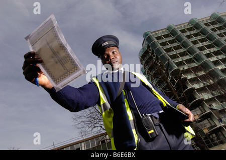 Traffic Warden Erteilung einer Ticket-london Stockfoto