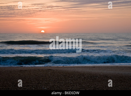 Sonnenaufgang über dem offenen Meer in Ponte Vedra Beach, Florida. Stockfoto