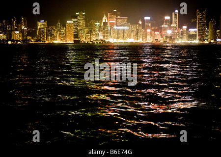 Gebäude spiegeln sich im Wasser entlang der in Hong Kong-China Stockfoto