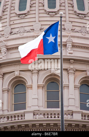 Texas State Flag auf State Capitol Rotunde Kuppel in Austin Stockfoto